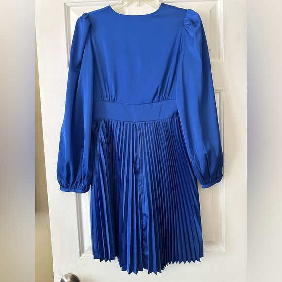 Blue boutique mini dress with pleated skirt and twist front v-neck. Size XS. - Picture 4 of 6